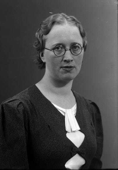 Porträtt av en dam. Ateljefoto.