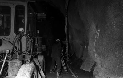 Fordon och personal under jord.