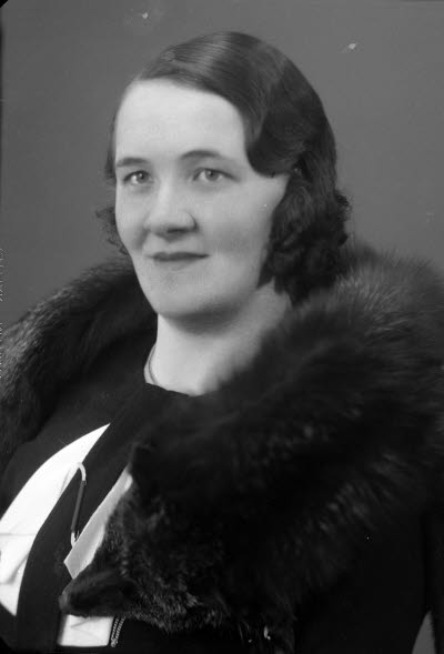 Porträtt av en dam. Ateljefoto.