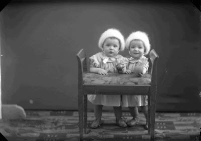 Porträtt av två barn. Ateljefoto.