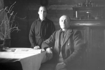 Porträtt av ett par i hemmiljö. En dam och en herre.