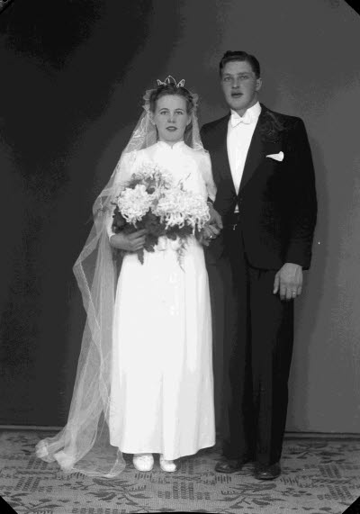 Porträtt av ett brudpar; en herre och en dam. Ateljefoto.