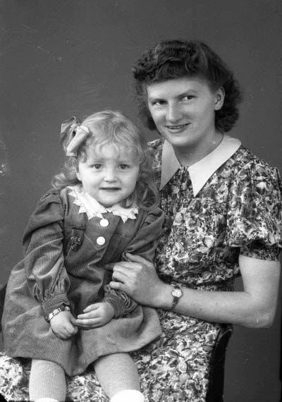 Porträtt av en dam och ett barn, en flicka. Ateljefoto.