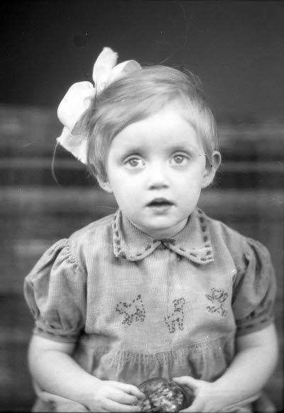 Porträtt av ett barn, en flicka. Ateljefoto.