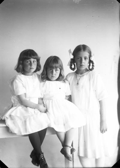 Porträtt av 3 barn, flickor. Ateljefoto.