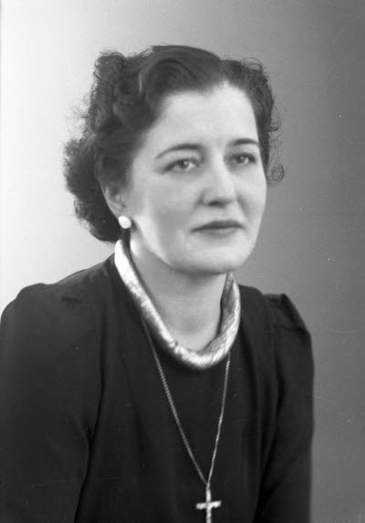 Porträtt av en dam. Ateljefoto.