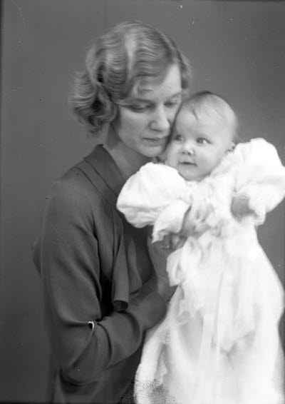 Porträtt av en dam och ett barn; mor och barn. Ateljefoto.