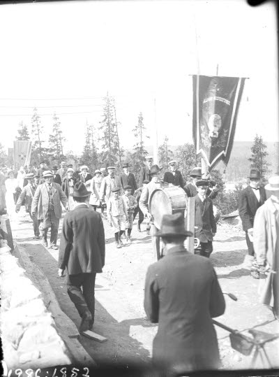 Musikkår; fanor. Ev. Godtemplare? Oidentifierade.