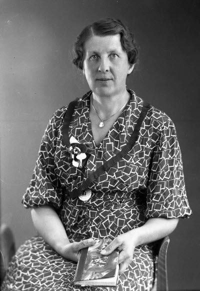 Porträtt av en dam. Ateljefoto.