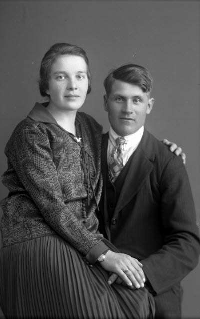 Porträtt av en herre och en dam. Ateljefoto.