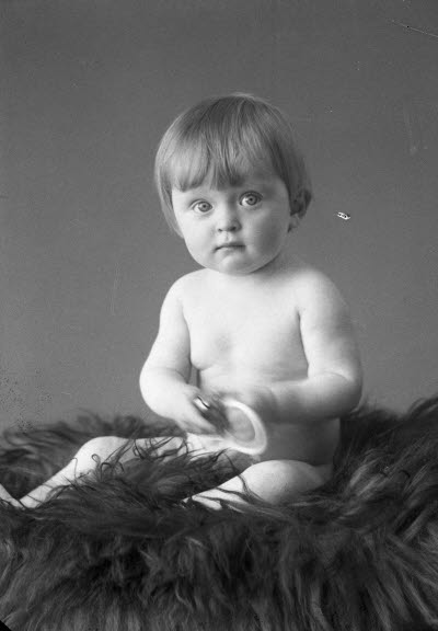 Porträtt av ett barn. Ateljefoto.