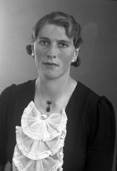 Porträtt av en dam. Ateljefoto.