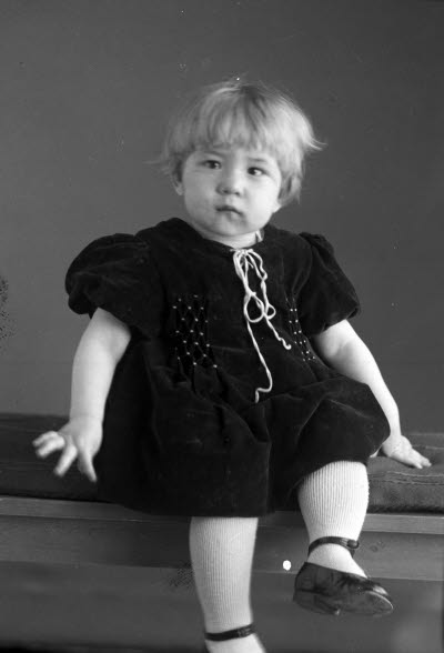 Porträtt av ett barn; en flicka. Ateljefoto.