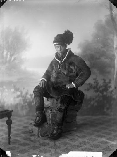 Porträtt av en herre i samedräkt. Ateljefoto.