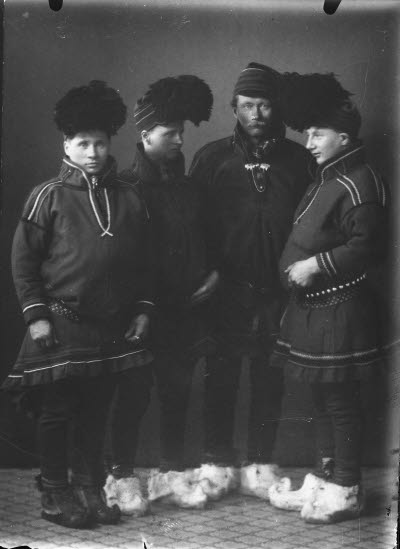 Porträtt av fyra herrar i samedräkter. Ateljefoto.