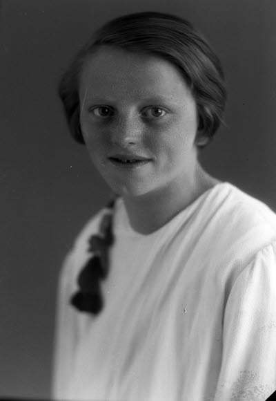 Porträtt av en flicka. Ateljefoto.