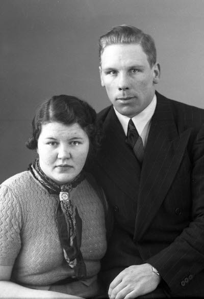 Porträtt av ett par; en herre och en dam. Ateljefoto.