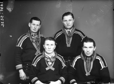 Porträtt av fyra herrar i samedräkter.