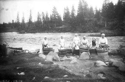 Vassara älv. Tvättstället vid Kvarnforsen; klädtvätt vid älvstranden. Från vänster: Hilma Tuorovaara, Göta Haapavaara, Hilda Pettersson och hennes systerdotter. Hilda Lantto.