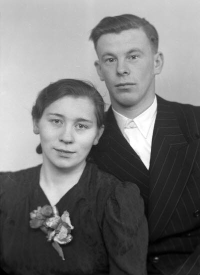 Porträtt av ett brudpar. Ateljefoto.