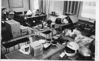 Hjälmar och diverse. Tävlingspriser? Prisbord?