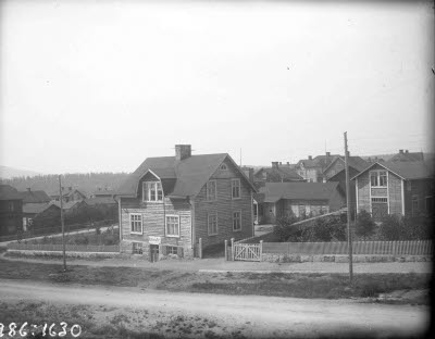 T.v. i bild skymtar Kallemans livsmedelsaffär.