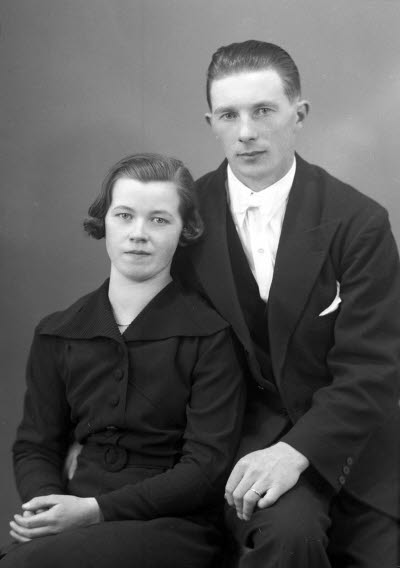 Porträtt av ett par; en herre och en dam. Ateljefoto.