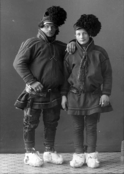 Porträtt av två herrar i samedräkter. Ateljefoto.