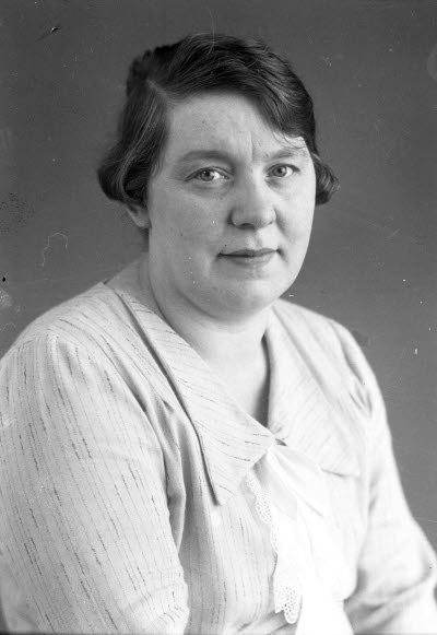 Porträtt av en dam. Ateljefoto.