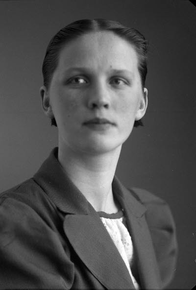 Porträtt av en dam. Ateljefoto.