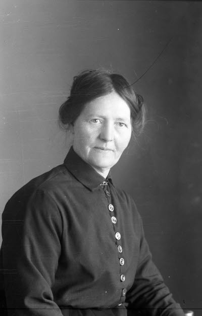 Porträtt av en dam. Ateljefoto.