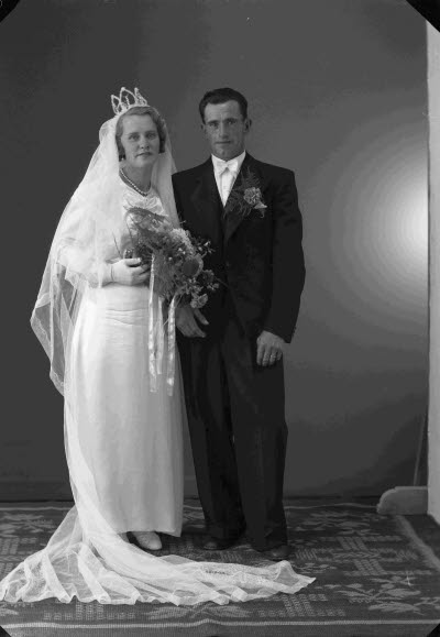 Porträtt av ett brudpar. Ateljefoto.