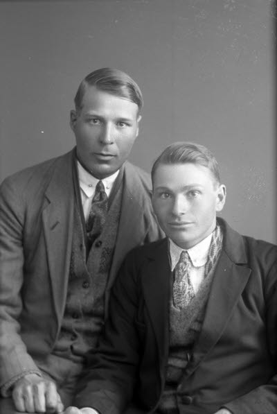 Porträtt av 2 herrar. Ateljefoto.