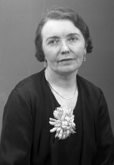 Porträtt av en dam. Ateljefoto.