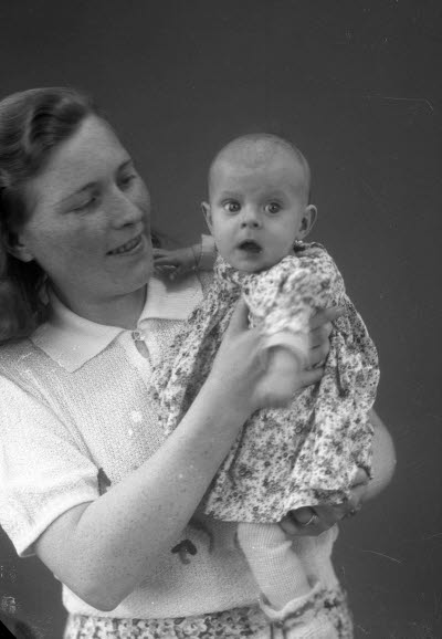 Porträtt av en dam och ett barn; mor och barn. Ateljefoto.