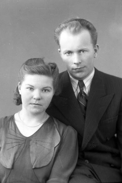 Porträtt av ett par; en herre och en dam. Ateljefoto.