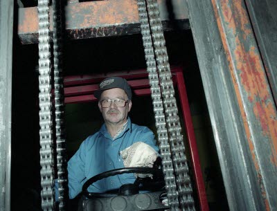 Bosse Eriksson, truckförare på mekaniskaverkstan 1994-04-19.