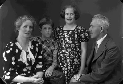 Porträtt av en herre, en dam och två barn; flicka och pojke.