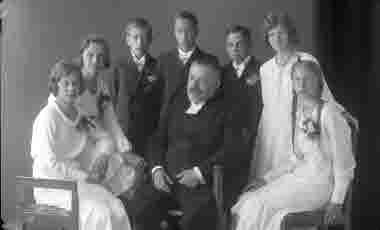 Gruppbild: Kyrkoherde Grapensson med konfirmander; konfirmation. Oidentifierade.