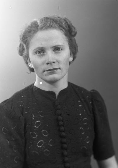 Porträtt av en dam. Ateljefoto.