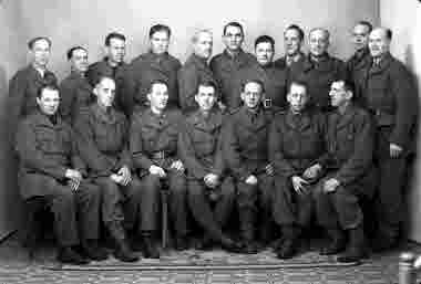 Porträtt av 18 herrar i militäruniformer. Ateljefoto.