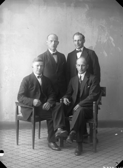 Porträtt av 4 herrar. Ateljefoto.