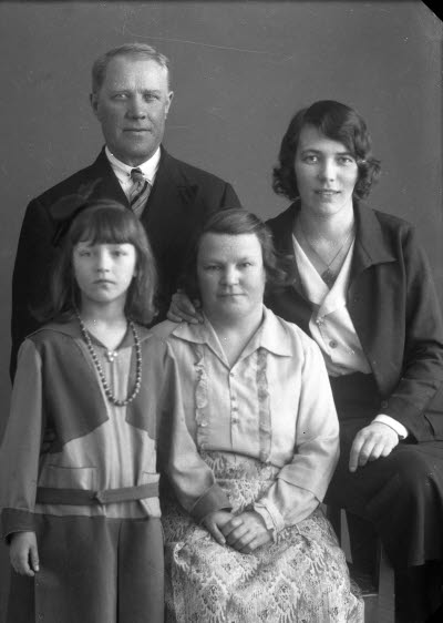 Porträtt av en herre, två damer och en flicka. Ateljefoto.