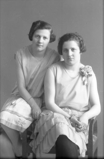 Porträtt av två damer. Ateljefoto.