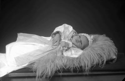 Porträtt av ett barn. Ateljefoto.