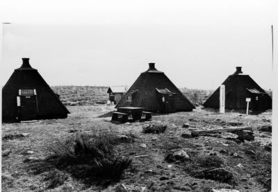 Skolkåtor; hushållskåtor i Killingi. Bostäder för skolbarn ca 1920 - 1942.