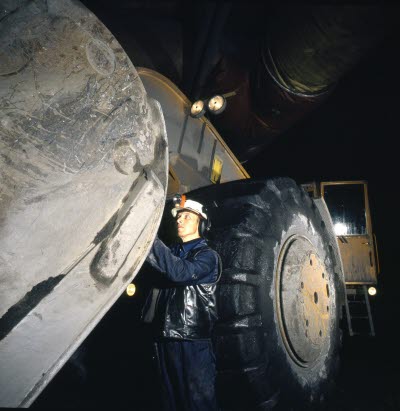 Reparetör; Eriksson vid bison maskin.