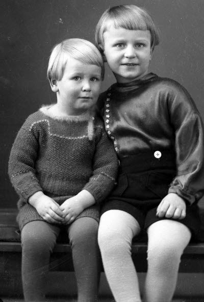 Porträtt av två barn. Ateljefoto.