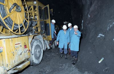Näringsminister Per Westerberg på besök hos LKAB i Malmberget 1994-08-16.