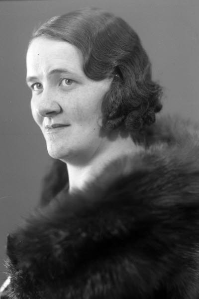 Porträtt av en dam. Ateljefoto.